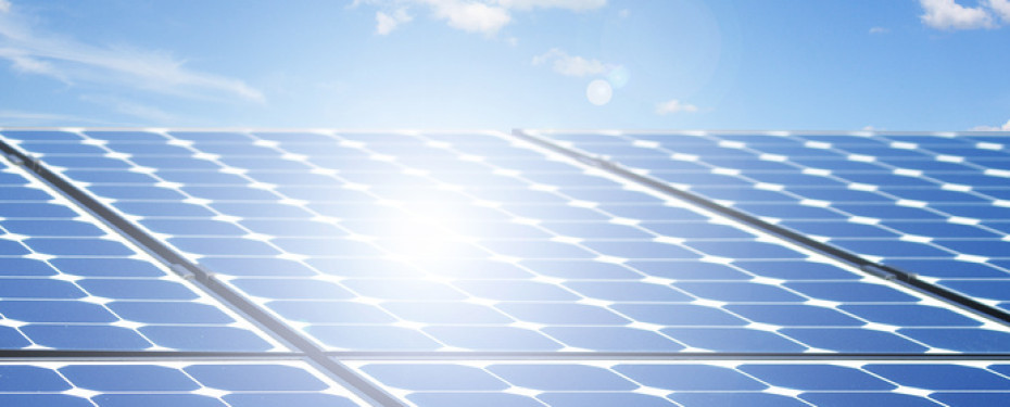 Photovoltaikanlage produziert mit Sonnenenergie